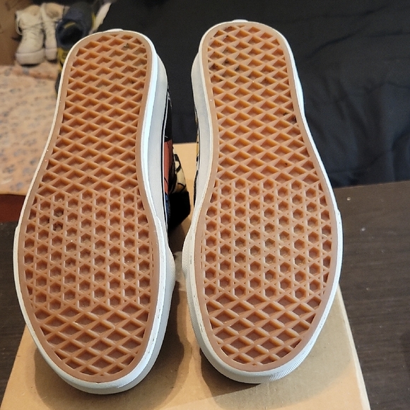 Vans Disney X Sk8-Hi "Mickey and Friends" Mens 7.5 Womens 9 EUC - Picture 9 of 10